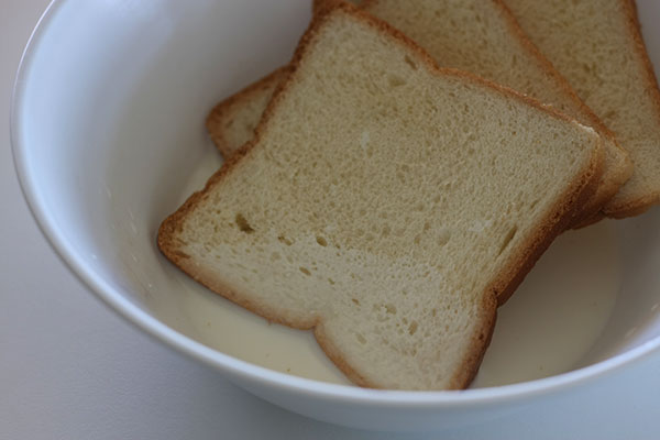 03-inzuppare-pane-nel-latte