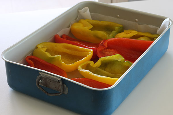 07-inserire-peperoni-nella-teglia